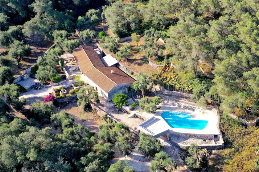 Villa unique entourée de bois avec piscine - Image 1