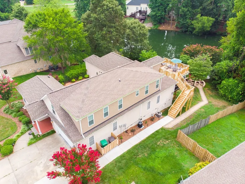 2 bed/2 bath with LR, DR, Kitchen, Laundry & Deck. Parties are not allowed. - Image 1