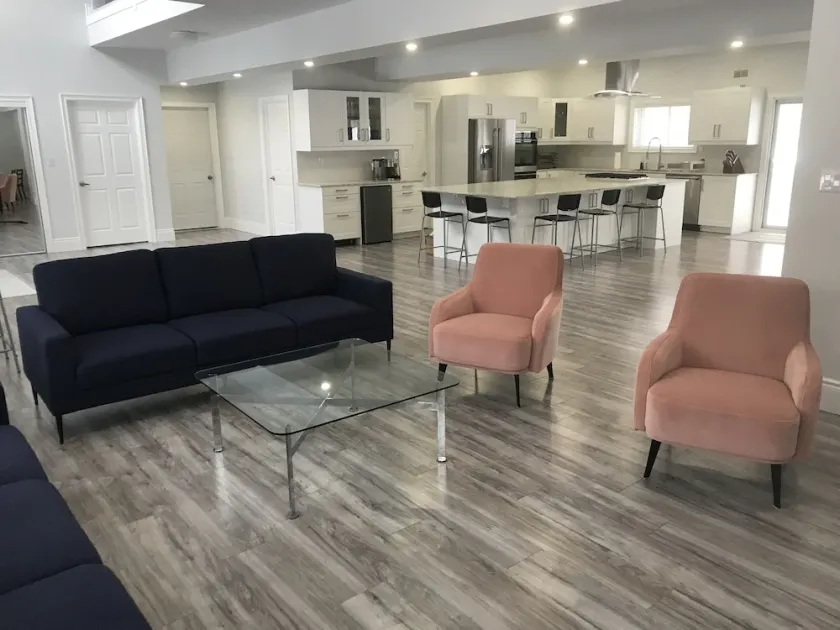4200 sq ft 5 bedroom house with beaches, skiing and trails seconds away! - Image 1