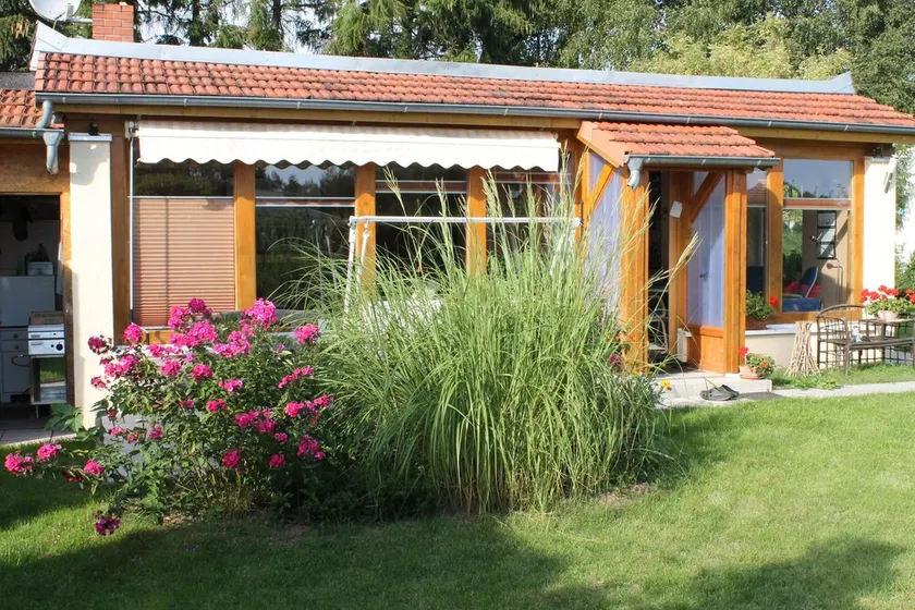 Cozy bungalow on the lake with garden and terrace ideal for people and animals. - Image 1