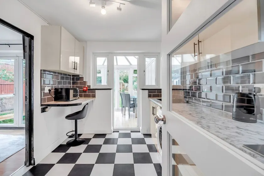 Spacious 4-Bed Haven in Orpington Retreat - Image 1