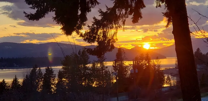 HOPE, IDAHO HEM Enbart ett kvarter från Lake Pend Oreille med fantastisk sjöutsikt !!! - Image 1