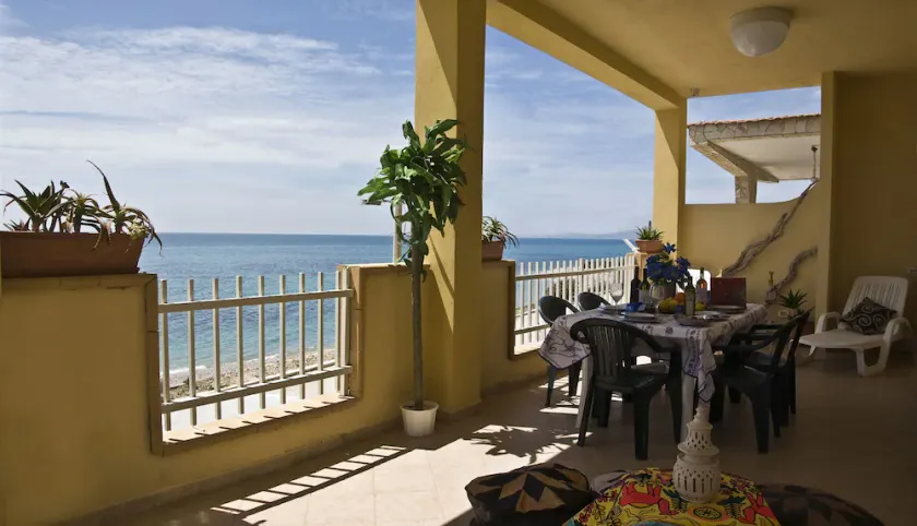 Beachfront apartment 6- 9 places. Amenities: free wi-fi, barbecue... - Image 1