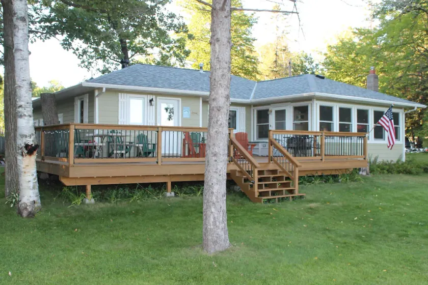 Familie Cabin på Beautiful Bay Lake * Stor Lakeside Deck * stort gård til spil - Image 1