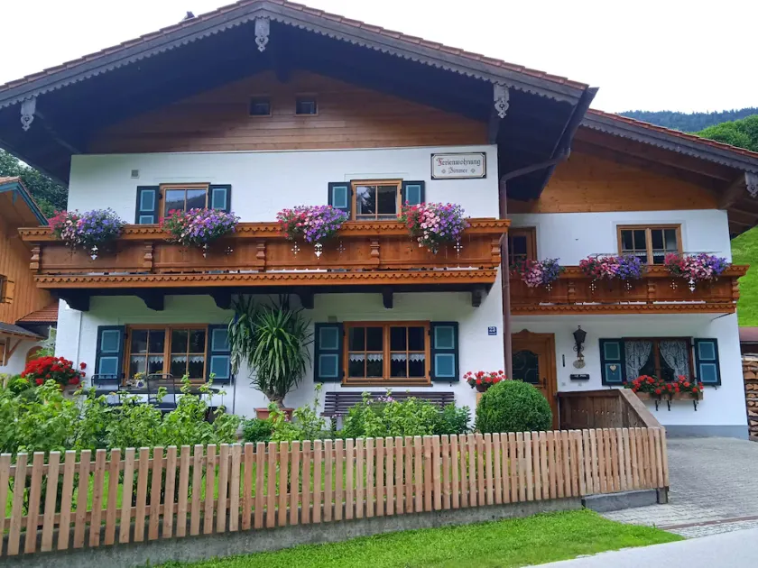 Vacation apartment in quiet centr. Location in the Berchtesgadener Land with unobstructed mountain views - Image 1