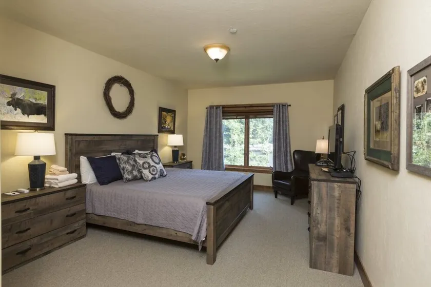 Pines 180B est une chambre joliment aménagée au-dessus d’un hôtel de style standard. - Image 1