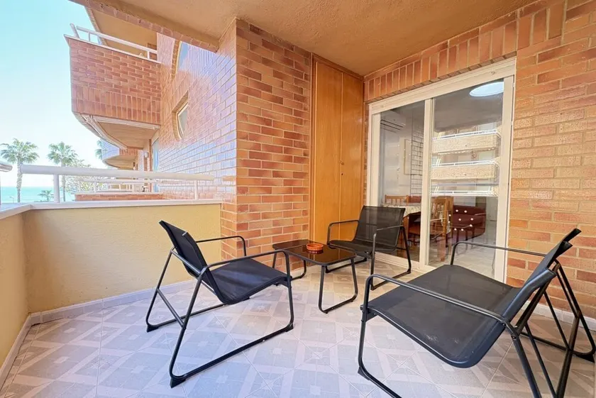 Erleben Sie Küstenkomfort in dieser gemütlichen Wohnung, die sich im ersten Stock des Gebäudes Acapulco II befindet und über eine nach Norden ausgerichtete Terrasse verfügt. Ideal, um angenehme Tage am Strand in der familienfreundlichen Umgebung von - Image 1