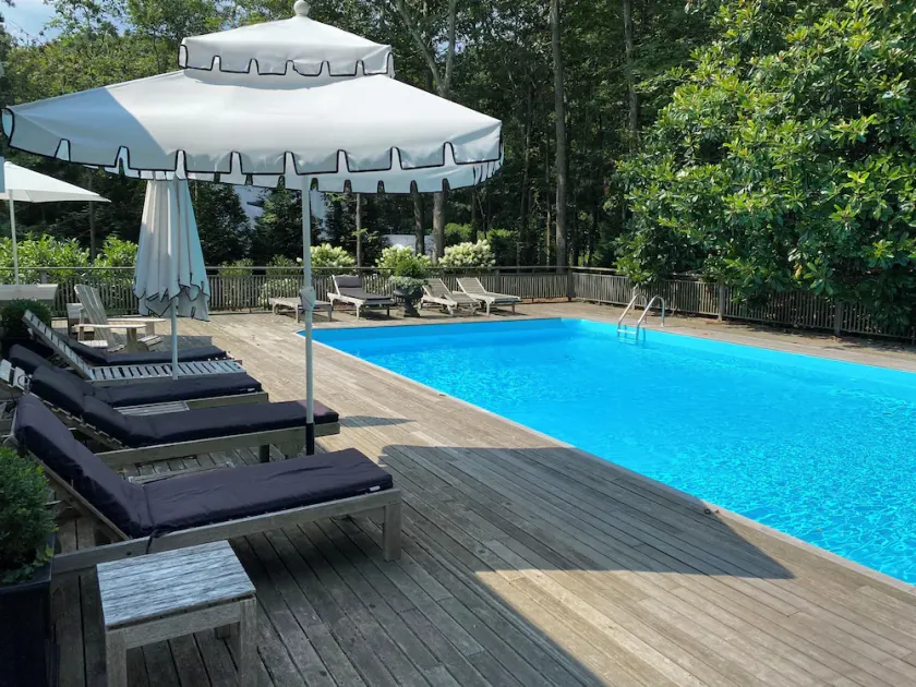 Vackra East Hampton Contemporary hem med lyxiga lakan och handdukar - Image 1