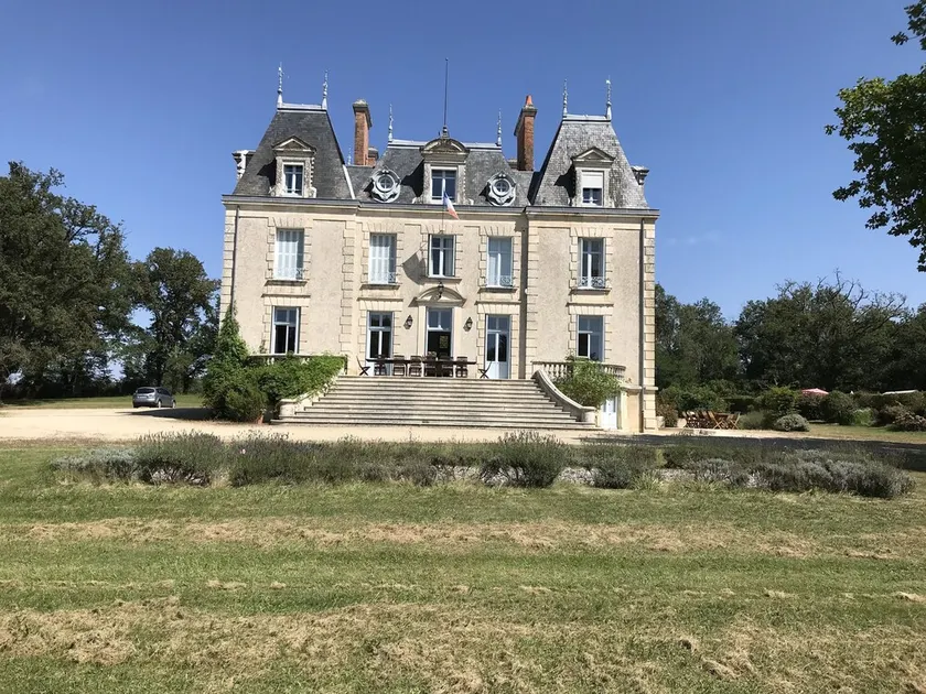 Luxuriöses Chateau mit eigenem Pool, Tennis und Par 3 Golf - Image 1