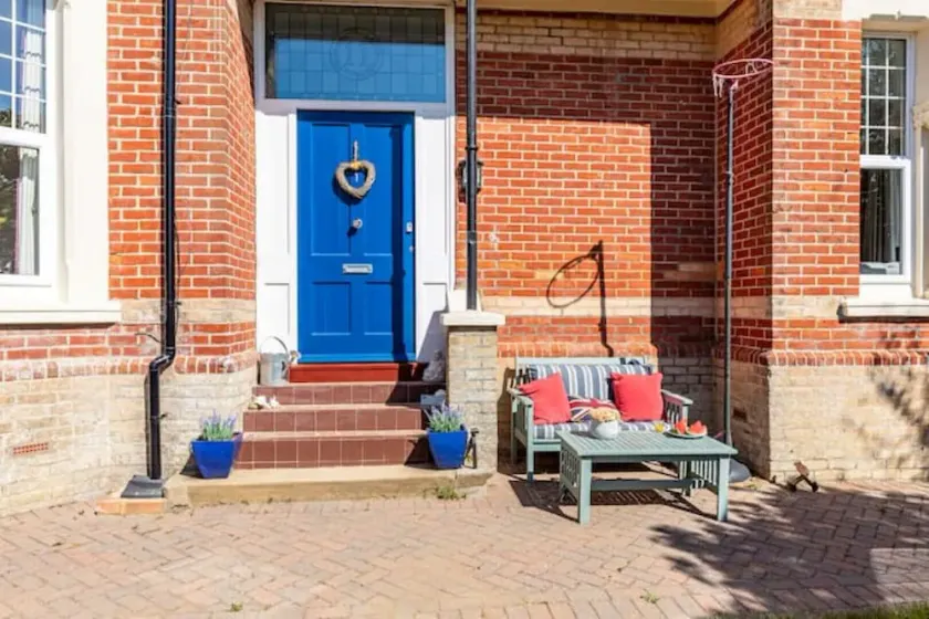 Luxury garden flat, 2-min walk to beach + parking - Image 1