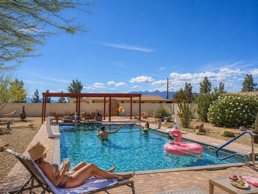 1100sqft Cottage w / Pool Fire Fire Horseshoes vue sur la montagne - Image 1