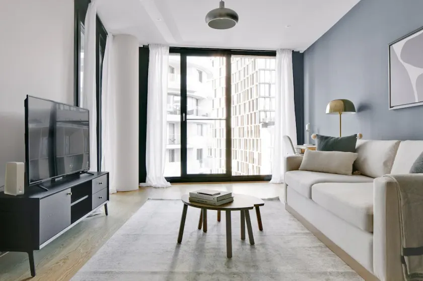 Trendy Favoriten 1BR w/ Gym & Lounge, walk to Hauptbahnhof, by Blueground - Image 1