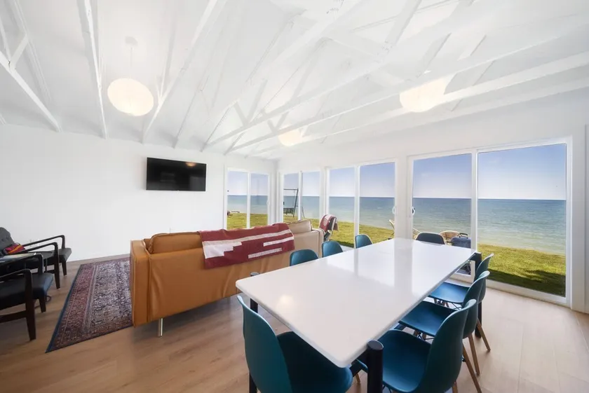 Modern Waterfront Stay - Stunning Lake Views - Image 1