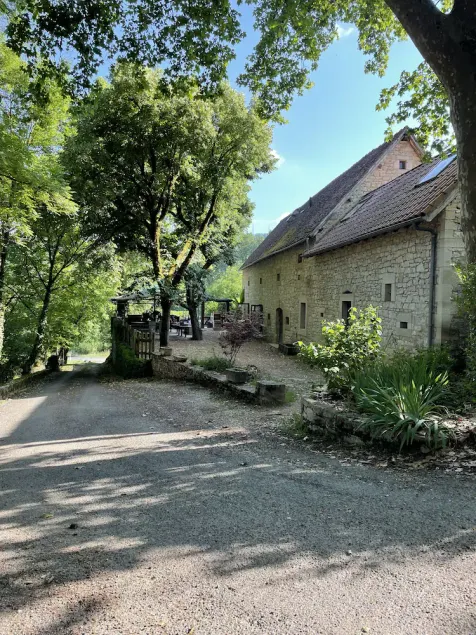 Belle Longère aux Abords du Célé, où Règnent Calme et Fraicheur - Image 1