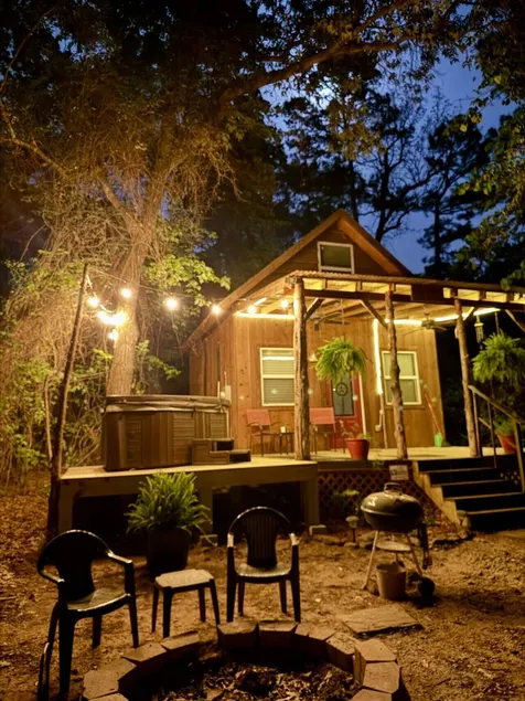 Little Reata at Lake Cabin Escapes w/ private Hot Tub & Fire Pit, Perfect Romantic Couples Getaway - Image 1