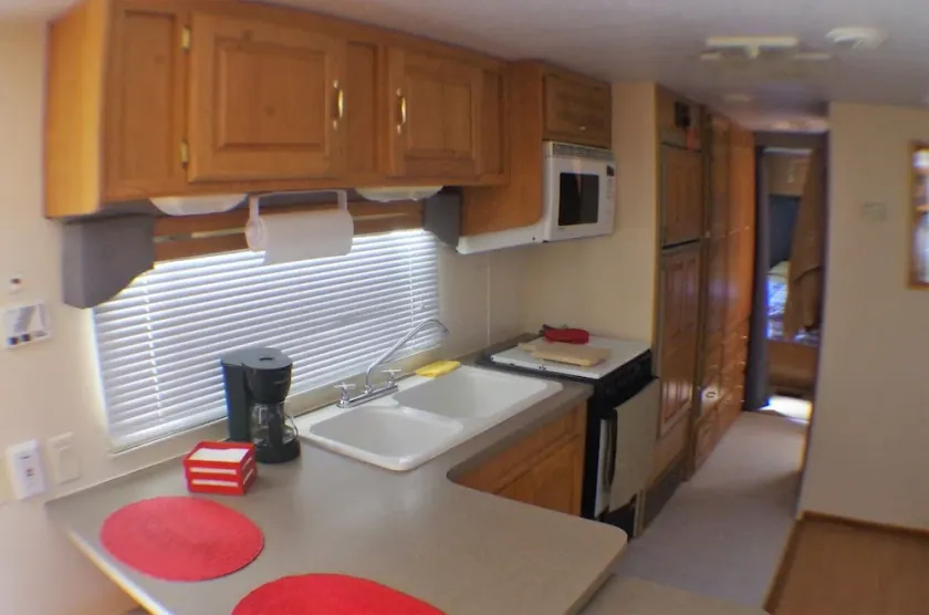 RV on private lot with pool 10 min walk to the beach - Image 1
