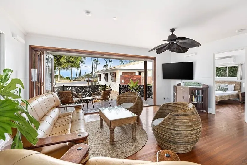 Vila Paus Dua - Beachfront Villa with Ocean Glimpses - Image 1