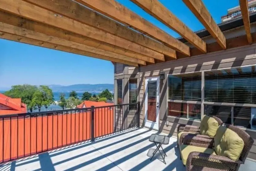 By the Peach Pit - Simi's Lakeside Lounge w/ Lake view 2 storey  penthouse condo - Image 1