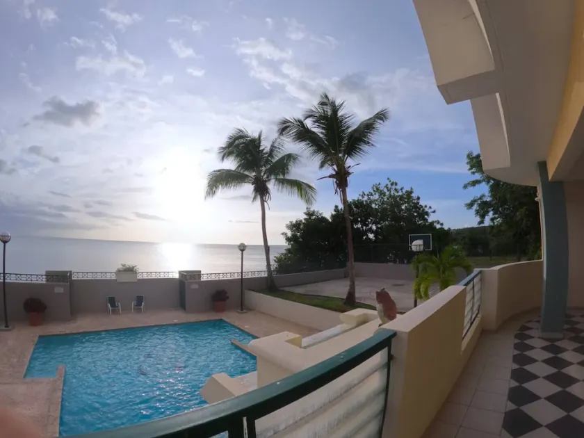 Apartamento Frente a la playa en Joyuda con Piscina & Cancha de Baloncesto - Image 1