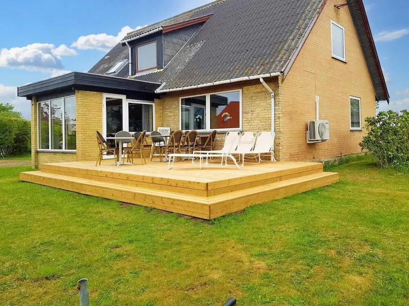 Summer Cottage Tucked Away In Coastal Area - Image 1