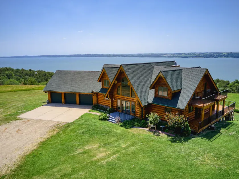 Eldorado Lodge Majestic Cabin Overlooking Lewis & Clark Lake 40 Acres of Privacy - Image 1