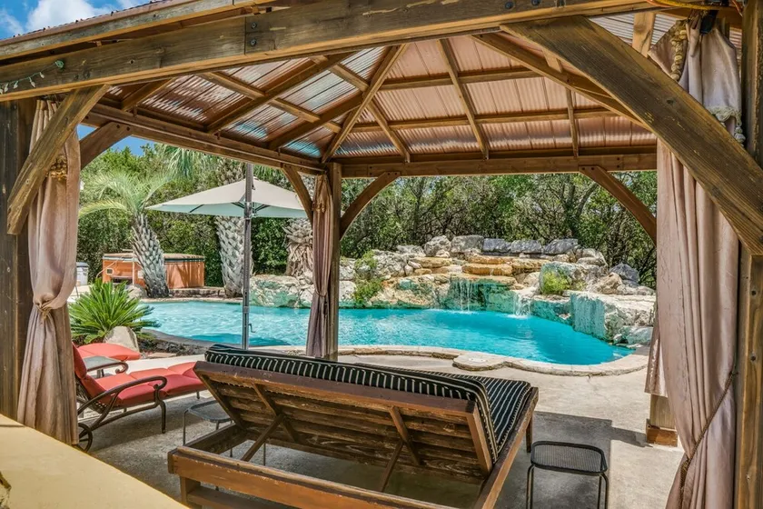 Couples Retreat with hot tub and steam room - Image 1