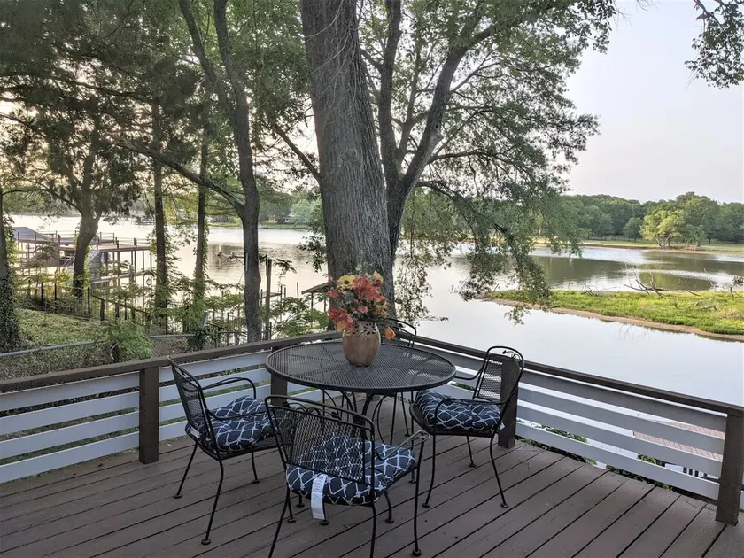 Cozy Cedar Creek Lake Cabin W/Dock. Prime Fishing location Firepit, Paddle boat. - Image 1
