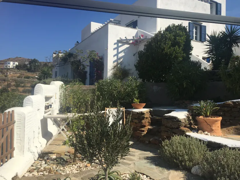 Private ground flat  for a family with 2 children in a beautiful Cycladic Villa - Image 1