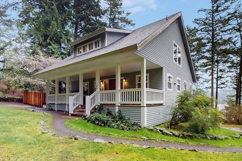 Renovated 3 Bedroom Eastsound Home with Hot Tub Fire Pit and Stunning Sound Views - Image 1