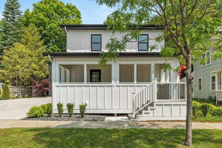 Perfect 2-Bedroom Suite in Downtown Saugatuck! (Upper Level Unit) - Image 1