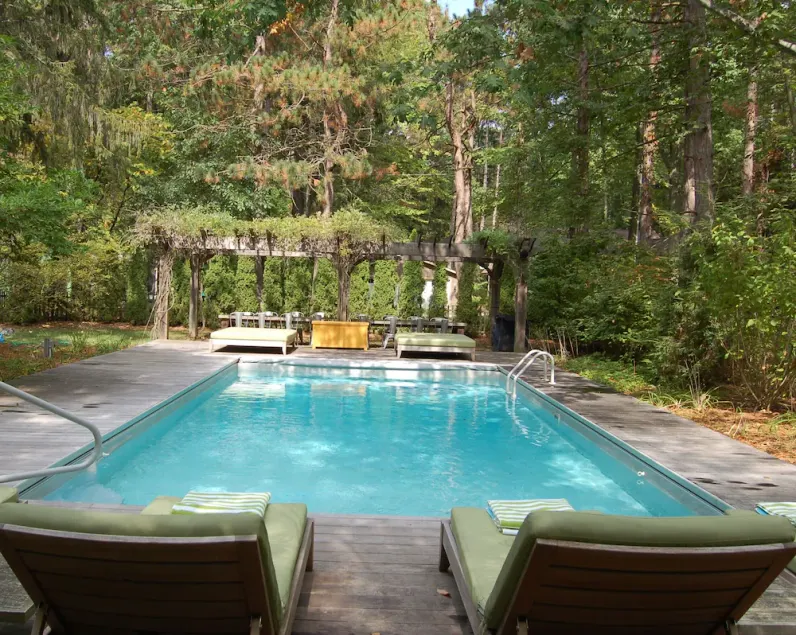 Harbour Country Cottage, privat inbyggd pool, tillgång till stranden, Full Acre Lot! - Image 1