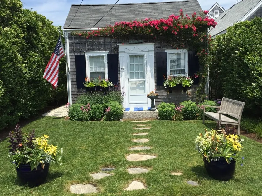 Charmig Brant Point Rose Covered Cottage - med gratis WIFI och AC och smarta TV-apparater - Image 1
