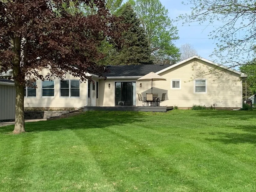 Lake Front home near Sister Lakes area.  Pontoon rental available. - Image 1