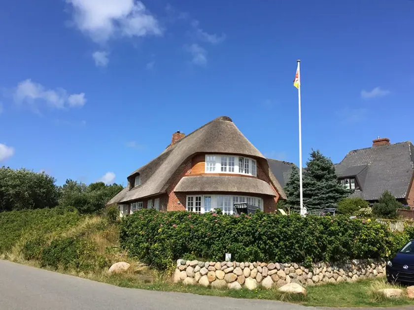 Stråtækt sommerhus, direkte udsigt over Vadehavet med en stor have - Image 1