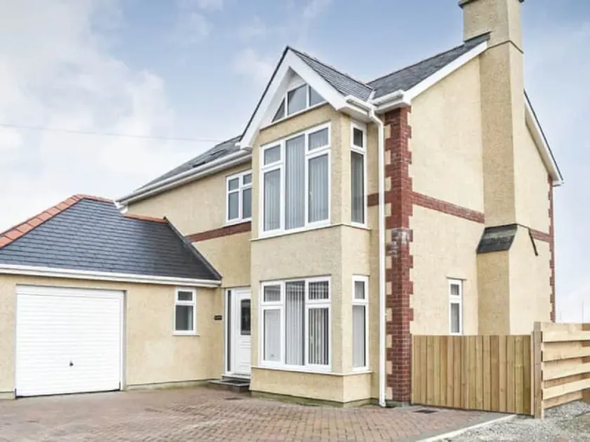 Spacious and modern 4 bedroomed detached house with panoramic views - Image 1