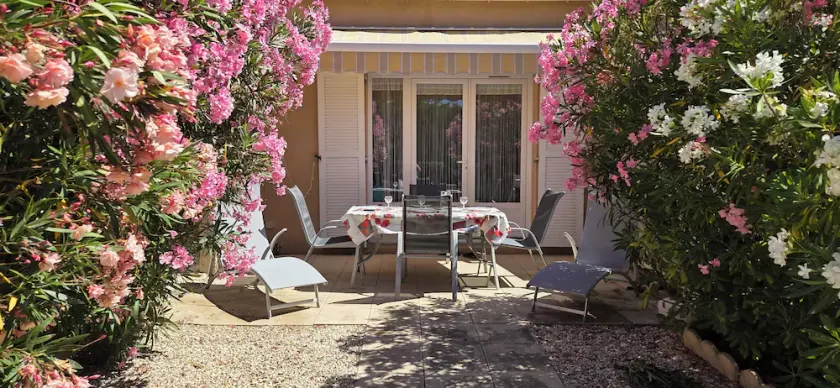 Charming little house in residence with swimming pool. - Image 1