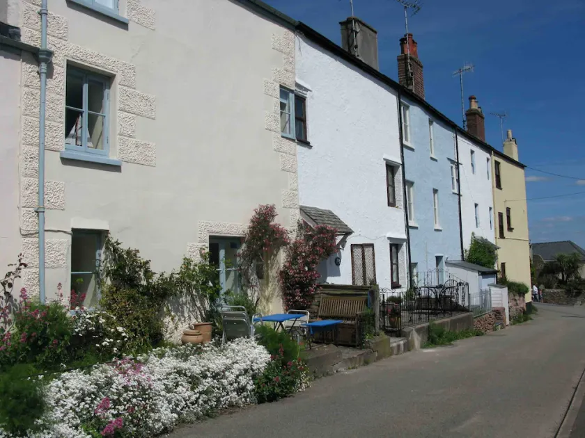 Pet friendly cottage in lovely seaside village perfect for swimmers and walkers - Image 1