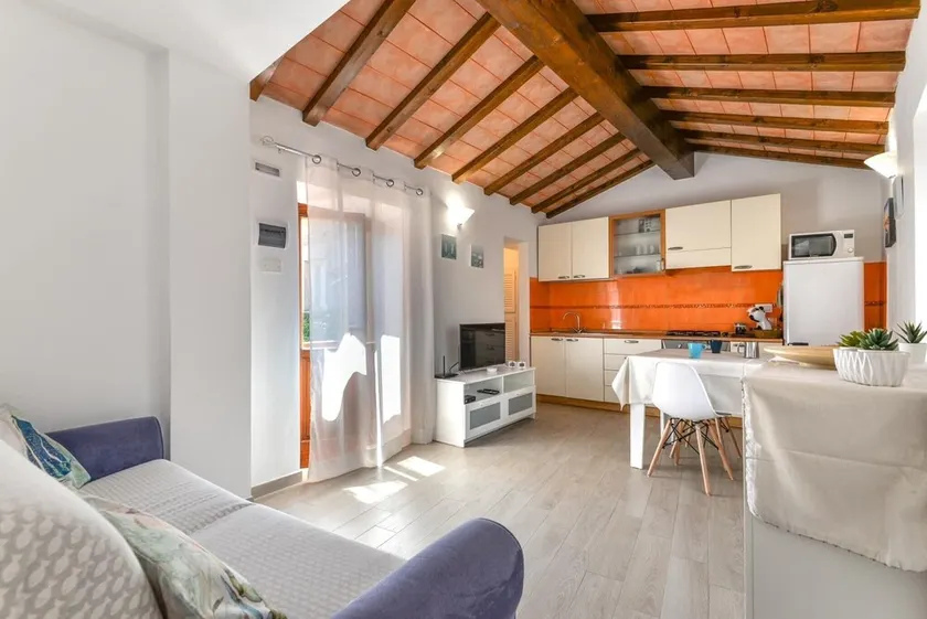 Apartment holiday home 'Casa Arancio' with Beautiful Mountain View & Wi-Fi - Image 1