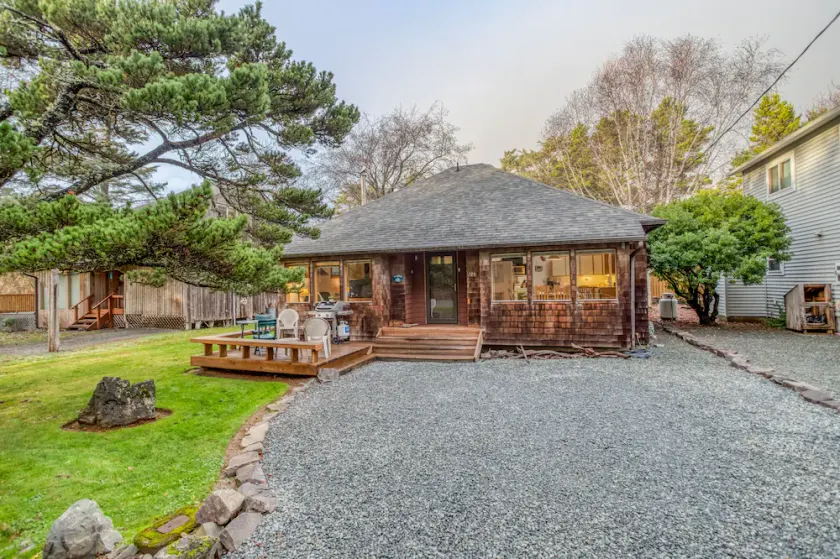 Fremragende Manzanita Tre-v��relses sommerhus tæt på strand og by! - Image 1