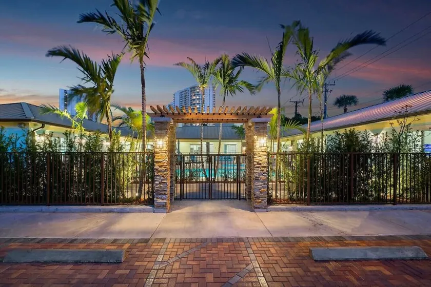 Bermuda Bungalows #1 🌴🏄‍♀️Quick Walk to Public Beach 🏊🩴Pool/Spa On-Site 🏖️🌅Downtown Singer Island 🌊😎Walk to Restuarants, Bars, Shops 🐬🌞Free On-Site Parking! - Image 1