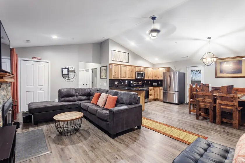 Privacy on the Strip! Completely renovated Fenced-in yard near all attractions! - Image 1