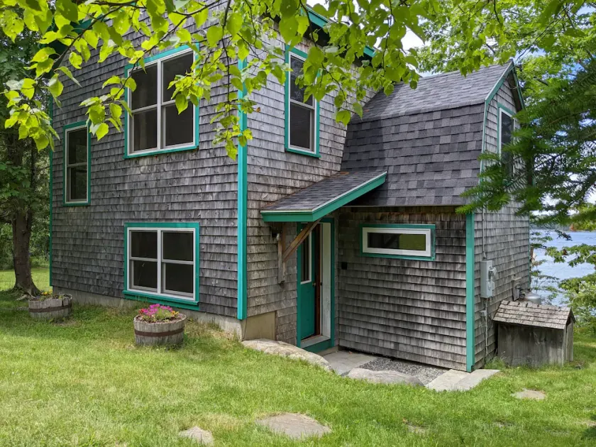 Cozy Oceanfront Cabin; 2 kajakker, Brændeovn, Veranda, solnedgange. - Image 1