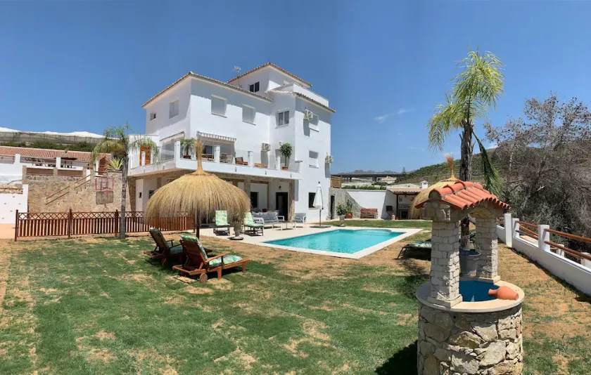 Villa Isabel, Relax Cerca de la Playa con Piscina Privada - Image 1