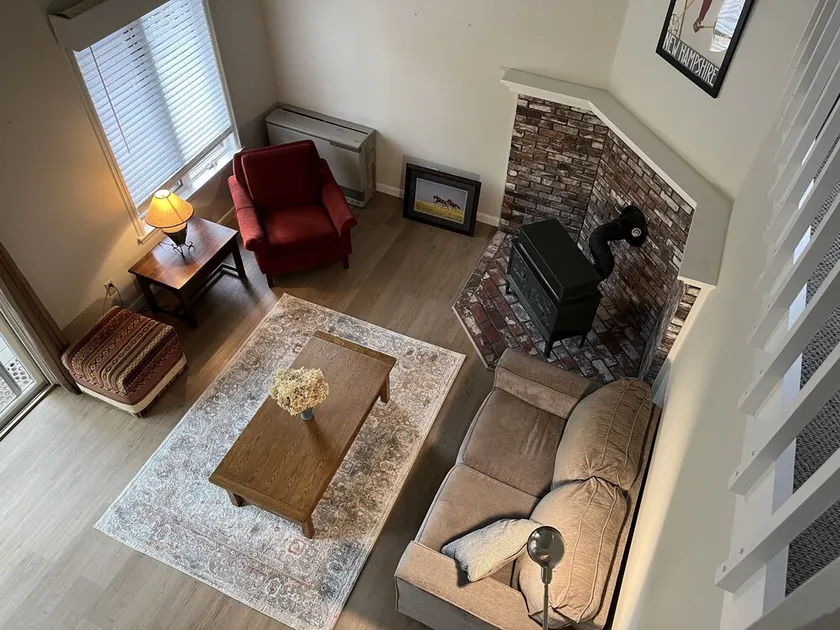 Experience lake life! Beautiful, light-filled Grantham condo near Lake Sunapee - Image 1