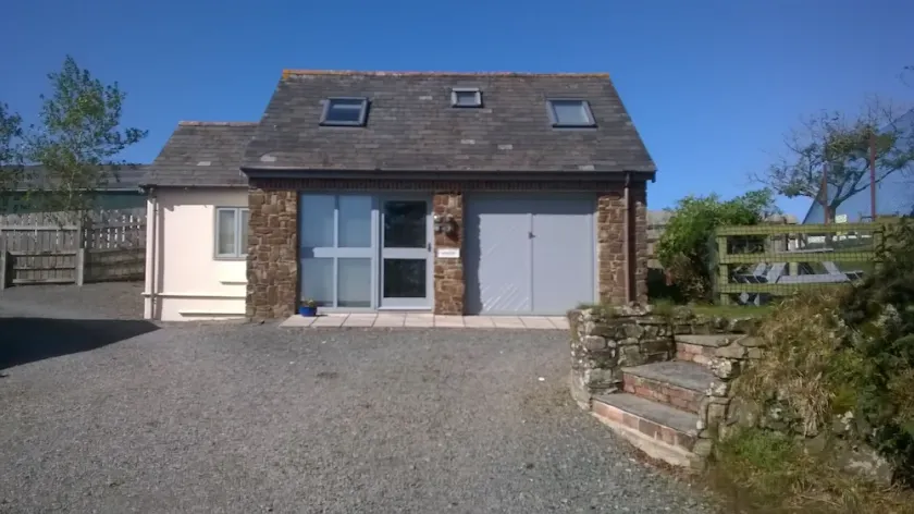 2 bedroom modern property in peaceful location close to the golf course - Image 1