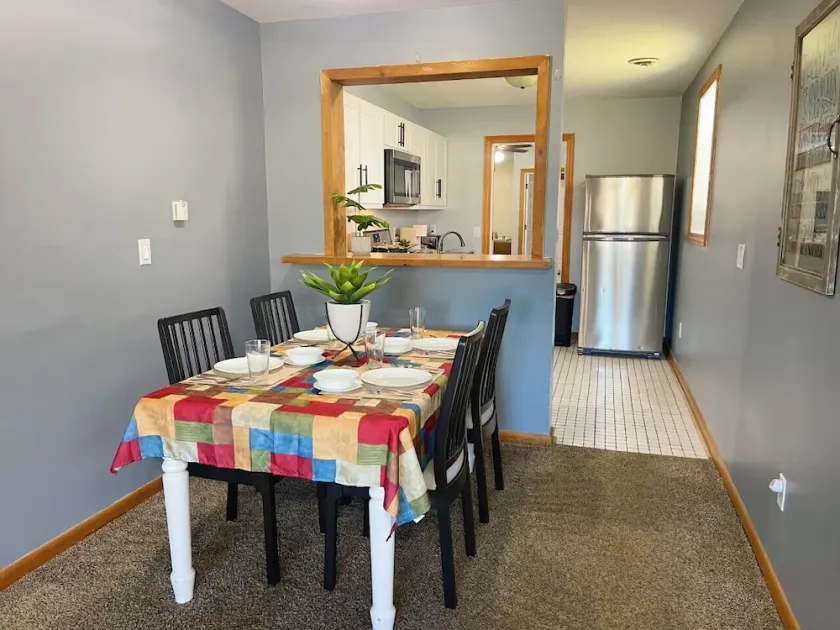 Private Downtown Apt, King Bed, Jet Bath, Fireplace, Grill, near Indiana Dunes - Image 1