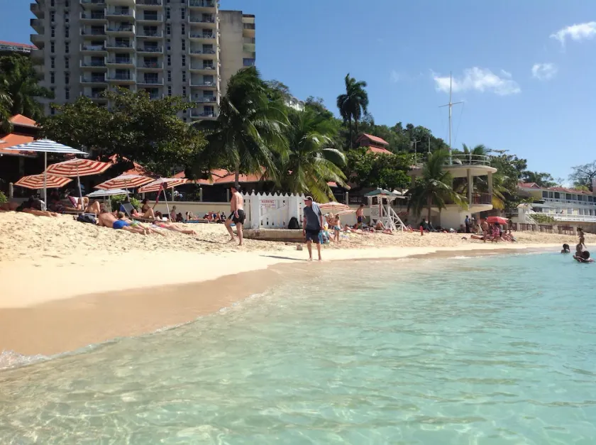 Modern 3 Bdrm - 3 1/2 Bath Apt. - Beach Pass/Pool/Gym/Wifi/Cable/Security/Gated - Image 1