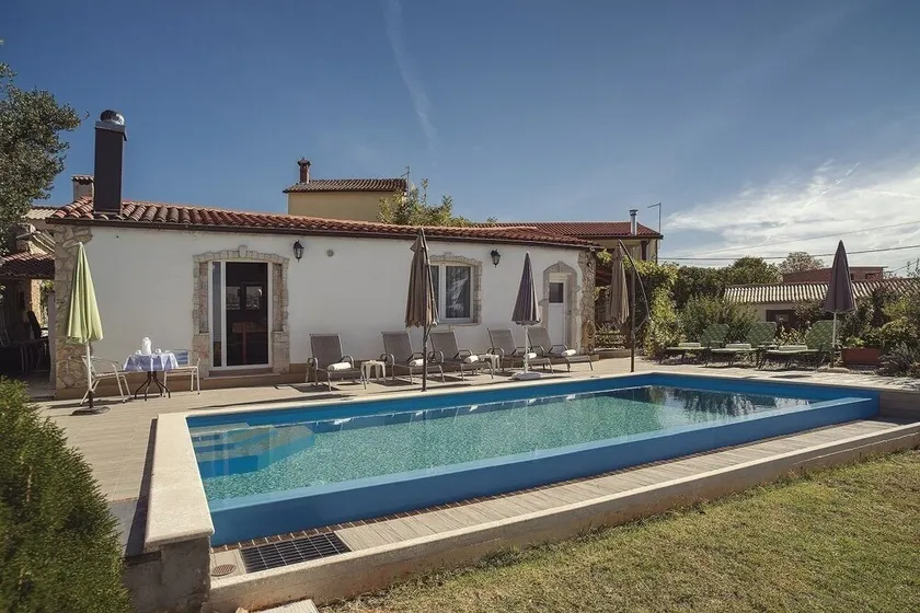 Cheap and nice holiday flat with pool - Image 1