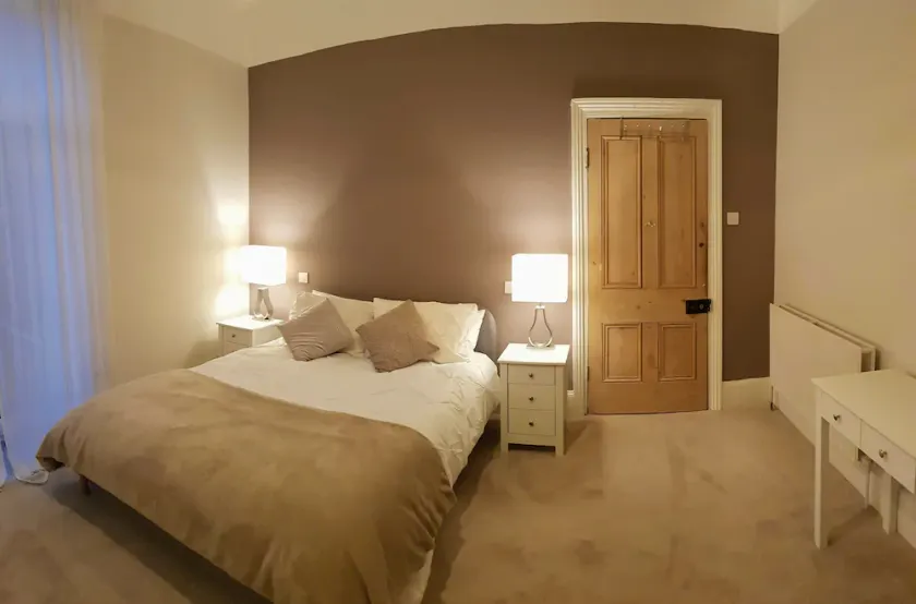 Bright, airy & spacious room. Centrally located - Image 1