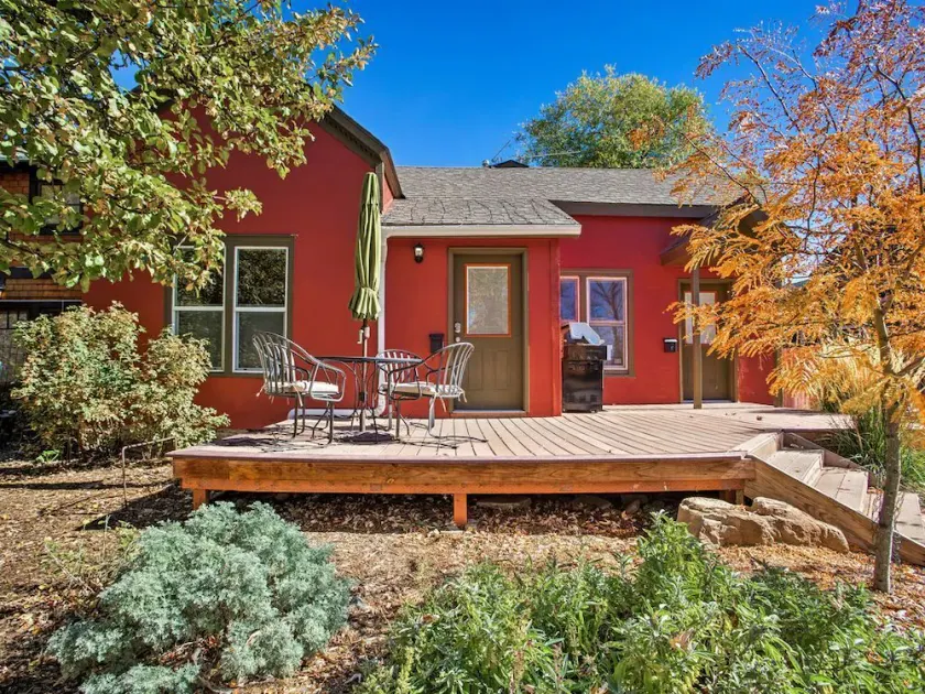 Purple Juniper: Downtown, 4 Blocks to Main, Delightful with Sunny Front Deck - Image 1